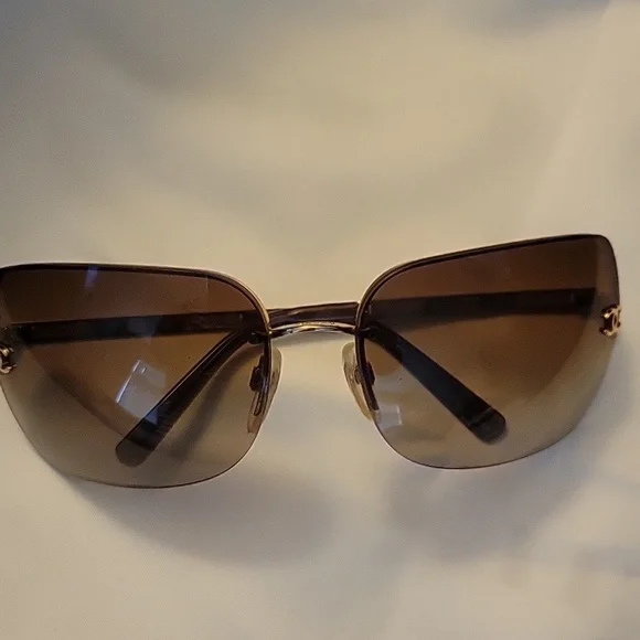 CHANEL Elegant Brown Gradient Sunglasses display picture 2